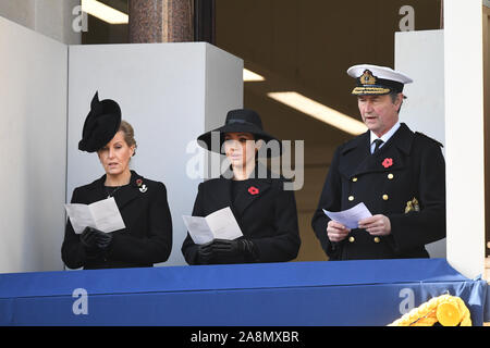 (De gauche à droite) La Comtesse de Wessex, la duchesse de Kent et le Vice-amiral Sir Timothy Laurence durant la cérémonie du dimanche service au Cénotaphe de Whitehall memorial, le centre de Londres. Banque D'Images