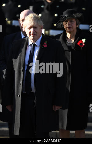 Premier ministre Boris Johnson et de l'ancien premier ministre Theresa peut, au cours de la cérémonie du dimanche service au Cénotaphe de Whitehall memorial, le centre de Londres. Banque D'Images