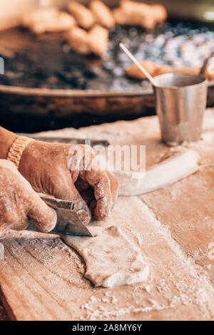 La cuisine du chef et se préparer pour la pâte crue dessert thaïlandais traditionnels bâtons pâte frite Banque D'Images