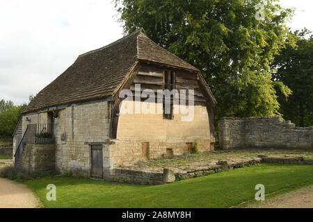 Grenier médiéval à côté de la Tythe barn à Bradford on Avon, Wiltshire, Angleterre, Royaume-Uni. Banque D'Images