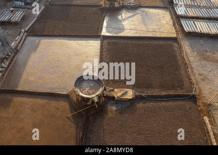 Vue aérienne de champs de sel et de bambou porte-filtre. Avec de l'argile sur le terrain inondé de l'eau de mer. Différentes étapes de l'évaporation de l'eau. Banque D'Images