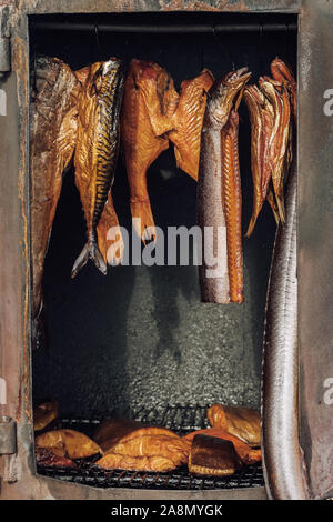 Le poisson fumé dans une cuisine traditionnelle polonaise Banque D'Images