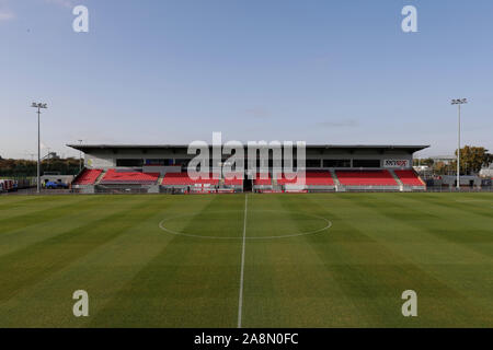 SkyEx Community Stadium, Londres, Royaume-Uni. 10 Nov, 2019. Football Association Cup, Hayes et Yeading United contre Oxford United ; vue générale de la communauté de l'SKYex Stade TV stand - strictement usage éditorial uniquement. Pas d'utilisation non autorisée avec l'audio, vidéo, données, listes de luminaire, club ou la Ligue de logos ou services 'live'. En ligne De-match utilisation limitée à 120 images, aucune émulation. Aucune utilisation de pari, de jeux ou d'un club ou la ligue/player Crédit : publications Plus Sport Action/Alamy Live News Banque D'Images