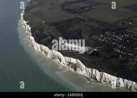 L'un des Spitfire, à la suite d'une Seconde Guerre mondiale, il est passé avant Dakota trois-quarts-de-a-millions de coquelicots sur les falaises blanches de Douvres dans un hommage aux morts le Jour de l'Armistice. Banque D'Images