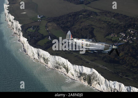 L'un des Spitfire, à la suite d'une Seconde Guerre mondiale, il est passé avant Dakota trois-quarts-de-a-millions de coquelicots sur les falaises blanches de Douvres dans un hommage aux morts le Jour de l'Armistice. Banque D'Images