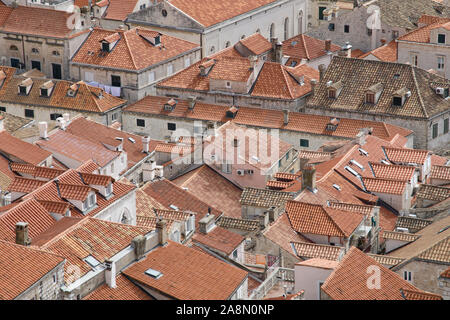 Toits de la vieille ville de Dubrovnik en Croatie. L'arrière-plan. Couleur terre cuite. Banque D'Images