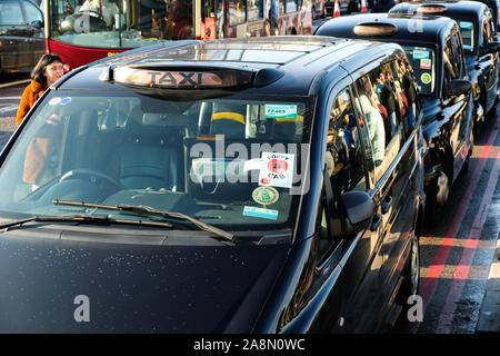 Le pont de Westminster, Londres, Royaume-Uni. 10 novembre 2019. Les chauffeurs de taxi noir sur le pont de Westminster offrant des trajets gratuits pour les anciens combattants, le Jour du Souvenir. Crédit : Matthieu Chattle/Alamy Live News Banque D'Images