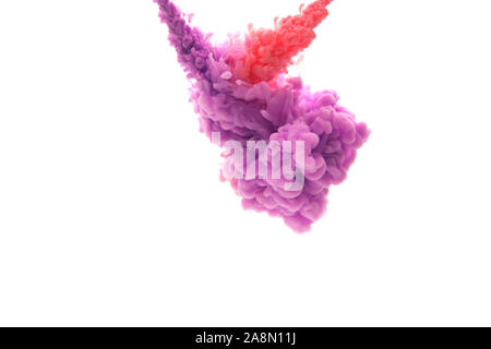 Mélange de rouge et violet abstrait de l'encre dans l'eau sur un fond blanc. Il ressemble à de la fumée ou de nuages. Ou zéro gravité. Banque D'Images