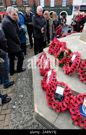 Hereford, Herefordshire, UK - Dimanche 10 Novembre 2019 - Les membres du public se réunissent pour voir et lire les messages sur le coquelicot couronnes placées au monument aux morts, Place Saint-Pierre, immédiatement après le service du souvenir. De nombreux hommages ont trait à l'intervention locale 22 Special Air Service ( SAS ) régiment. Photo Steven Mai / Alamy Live News Banque D'Images