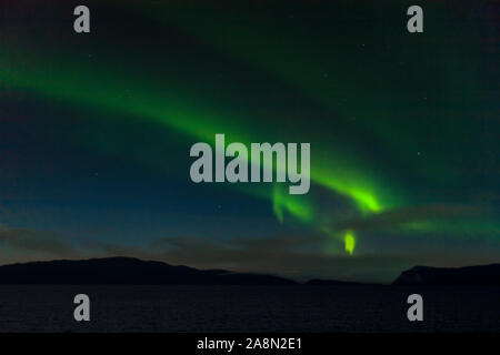 L'Aurora Borealis, aka Northern Lights : Mehamnfjorden Gamvik,, Øst-Finnmark, dans le Nord de la Norvège Banque D'Images