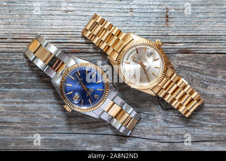 CREMONA, ITALIE - Mars, 2019 : Rolex Oyster Perpetual Day Date- et huître Blue watch sur fond de bois. Rolex SA est une entreprise suisse de luxe Banque D'Images