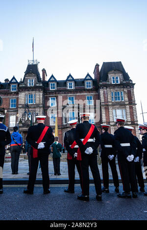 Conscrit, passé et présent, assister aux cérémonies du jour du défilé du jour de l'armistice dans le centre-ville de Stoke on Trent, Staffordshire Banque D'Images