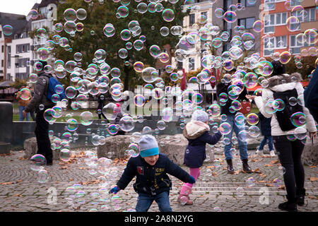 L'homme fait des bulles de savon au jardin du Rhin dans la vieille ville, Cologne, Allemagne. Mann macht Seifenblasen im Rheingarten in der Altstadt, Koe Banque D'Images