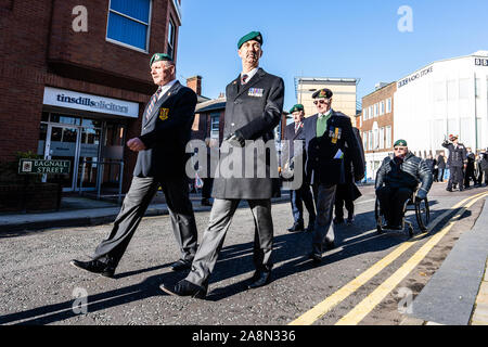 Militaire, passé et présent de mars la parade du Souvenir, le jour de l'Armistice dans le centre-ville de Stoke on Trent, Staffordshire Banque D'Images