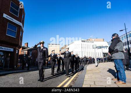 Militaire, passé et présent de mars la parade du Souvenir, le jour de l'Armistice dans le centre-ville de Stoke on Trent, Staffordshire Banque D'Images