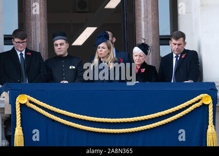 London, UK 10 novembre 2019. Le dimanche du Jour du Souvenir au cénotaphe, Whitehall, Londres Carrie Symonds, la petite amie du premier ministre, au centre) Ian Crédit DavidsonAlamy Live News Banque D'Images