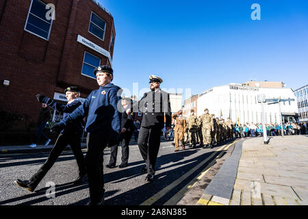 Militaire, passé et présent de mars la parade du Souvenir, le jour de l'Armistice dans le centre-ville de Stoke on Trent, Staffordshire Banque D'Images