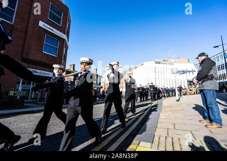 Militaire, passé et présent de mars la parade du Souvenir, le jour de l'Armistice dans le centre-ville de Stoke on Trent, Staffordshire Banque D'Images