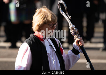 London, UK 10 novembre 2019. Le dimanche du Jour du Souvenir au cénotaphe, Whitehall, Londres Le Seigneur évêque de Londres, le Très Révérend et Très Honorable dame Sarah Mullally DEB DavidsonAlamy Ian Crédit Live News Banque D'Images