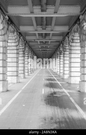 Pont Bercy, Paris, sous le pont, perspective Banque D'Images