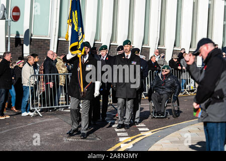 Militaire, passé et présent de mars la parade du Souvenir, le jour de l'Armistice dans le centre-ville de Stoke on Trent, Staffordshire Banque D'Images