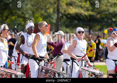 Washington DC, USA - 21 septembre 2019 : La Fiesta DC, les membres de Batala Washington DC effectuer à la parade Banque D'Images