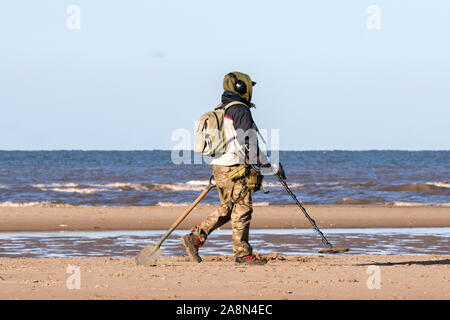 Détection de métaux sur la plage de Southport, Royaume-Uni. 10 novembre 2019. Après une semaine de pluie continue, le soleil perce enfin un metal detectorist chasse les trésors cachés par une froide journée croustillante sur la plage de Southport Merseyside. Credit : Cernan Elias/Alamy Live News Banque D'Images