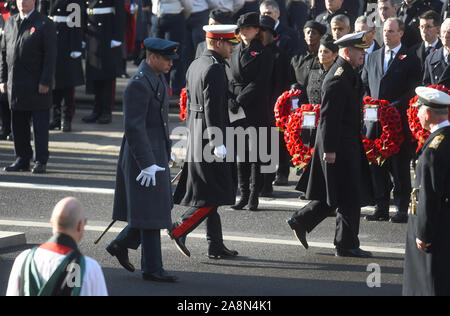 (De gauche à droite) Le duc de Cambridge, le duc de Sussex et le duc d'York lors de la cérémonie du dimanche service au Cénotaphe de Whitehall memorial, le centre de Londres. Banque D'Images