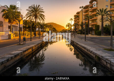 ALCUDIA, Mallorca - 5 mai 2019 : un canal dans la ville d'Alcudia à Majorque Banque D'Images