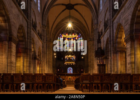 La Cathédrale La cathédrale de Bâle ou à l'intérieur des bâtiments vue large. Nef, choeur, d'arches et de l'architecture gothique, la Suisse. Banque D'Images