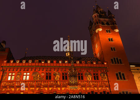 Bâle-ville Rathaus ou façade de l'hôtel de ville la nuit. Le centre-ville pittoresque paysage urbain, Marktplatz, Bâle, Suisse. Banque D'Images