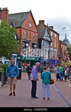 Shoppers promenade le long de la place centrale de Nantwich, qui contient un mélange d'ancien et de bâtiments anciens. Banque D'Images