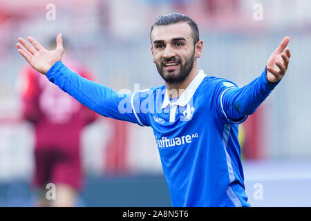 Darmstadt, Allemagne. 10 Nov, 2019. Soccer : 2ème Bundesliga, SV Darmstadt 98 - SSV Jahn Regensburg, 13e journée, dans le stade de Merck à Böllenfalltor. Serdar Dursun. Credit : Uwe Anspach/DPA - NOTE IMPORTANTE : en conformité avec les exigences de la DFL Deutsche Fußball Liga ou la DFB Deutscher Fußball-Bund, il est interdit d'utiliser ou avoir utilisé des photographies prises dans le stade et/ou la correspondance dans la séquence sous forme d'images et/ou vidéo-comme des séquences de photos./dpa/Alamy Live News Banque D'Images