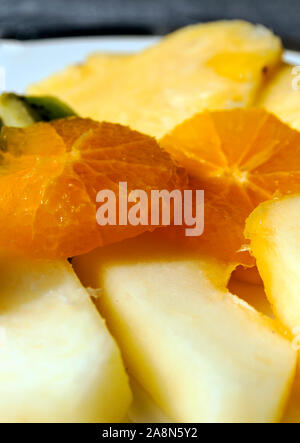Couper les pommes et les oranges a plate Banque D'Images