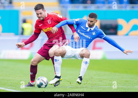 Darmstadt, Allemagne. 10 Nov, 2019. Soccer : 2ème Bundesliga, SV Darmstadt 98 - SSV Jahn Regensburg, 13e journée, dans le stade de Merck à Böllenfalltor. Ratisbonne, Andreas Albers (l) et Darmstadt's Victor Palsson lutte pour la balle. Credit : Uwe Anspach/DPA - NOTE IMPORTANTE : en conformité avec les exigences de la DFL Deutsche Fußball Liga ou la DFB Deutscher Fußball-Bund, il est interdit d'utiliser ou avoir utilisé des photographies prises dans le stade et/ou la correspondance dans la séquence sous forme d'images et/ou vidéo-comme des séquences de photos./dpa/Alamy Live News Banque D'Images