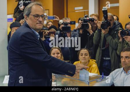 Barcelone, Espagne. 10 novembre, 2019 : QUIM TORRA, président du gouvernement régional de la Catalogne (Generalitat), jette son vote dans un bureau de vote à Barcelone comme l'Espagne retourne aux urnes pour la quatrième élections générales en quatre ans pour essayer de mettre fin à l'impasse politique. Credit : Matthias Rickenbach/Alamy Live News Banque D'Images
