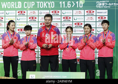 Tokyo, Japon. 10 Nov, 2019. Groupe de l'équipe Chine célèbre leur victoire au cours de la cérémonie de remise des prix après avoir remporté le match final de l'équipe féminine contre le Japon pour la Fédération Internationale de Tennis de Table (ITTF) Coupe du Monde Tokyo 2019 au Tokyo Metropolitan Gymnasium. La Chine bat le Japon 3-0. Credit : Rodrigo Reyes Marin/ZUMA/Alamy Fil Live News Banque D'Images