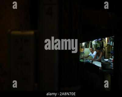 Mumbai, Inde - octobre 28,2019 : Planche Homme' Indian man ironing clothes pour vivre au sud de Mumbai Banque D'Images