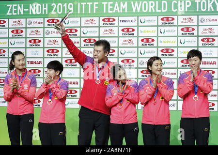 Tokyo, Japon. 10 Nov, 2019. Groupe de l'équipe Chine célèbre leur victoire au cours de la cérémonie de remise des prix après avoir remporté le match final de l'équipe féminine contre le Japon pour la Fédération Internationale de Tennis de Table (ITTF) Coupe du Monde Tokyo 2019 au Tokyo Metropolitan Gymnasium. La Chine bat le Japon 3-0. Credit : Rodrigo Reyes Marin/ZUMA/Alamy Fil Live News Banque D'Images