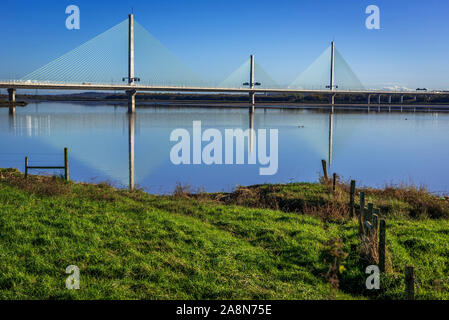 Le nouveau pont Gateway reflétée dans la rivière Mersey à Widnes. Banque D'Images