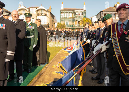 Southend on Sea, Royaume-Uni. 10 Nov, 2019. Le Jour du Souvenir au cénotaphe de Southend, Clifftown Parade, en face de l'Lutyens conçue War Memorial. Le service est assisté par les dignitaires locaux, y compris le maire Southend et les deux députés locaux, Sir David Amess et James Dudderidge. Penelope Barritt/Alamy Live News Banque D'Images