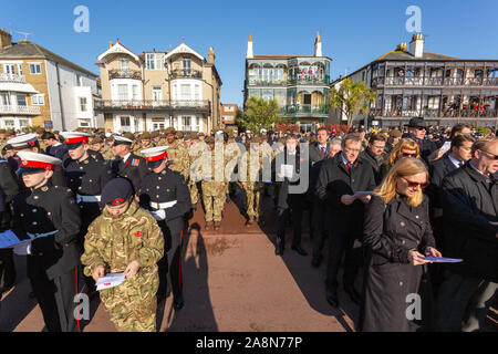 Southend on Sea, Royaume-Uni. 10 Nov, 2019. Le Jour du Souvenir au cénotaphe de Southend, Clifftown Parade, en face de l'Lutyens conçue War Memorial. Le service est assisté par les dignitaires locaux, y compris le maire Southend et les deux députés locaux, Sir David Amess et James Dudderidge. Penelope Barritt/Alamy Live News Banque D'Images