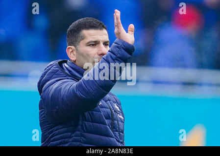 Darmstadt, Allemagne. 10 Nov, 2019. Soccer : 2ème Bundesliga, SV Darmstadt 98 - SSV Jahn Regensburg, 13e journée, dans le stade de Merck à Böllenfalltor. Darmstadts Grammozis coach Dimitrios gesticulait. Credit : Uwe Anspach/DPA - NOTE IMPORTANTE : en conformité avec les exigences de la DFL Deutsche Fußball Liga ou la DFB Deutscher Fußball-Bund, il est interdit d'utiliser ou avoir utilisé des photographies prises dans le stade et/ou la correspondance dans la séquence sous forme d'images et/ou vidéo-comme des séquences de photos./dpa/Alamy Live News Banque D'Images