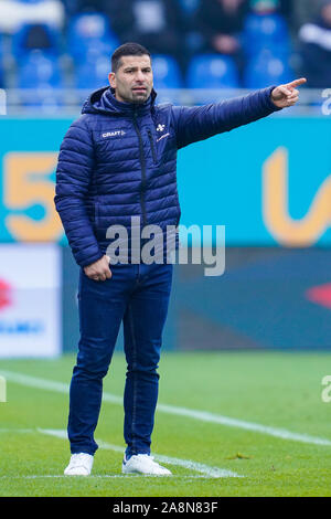 Darmstadt, Allemagne. 10 Nov, 2019. Soccer : 2ème Bundesliga, SV Darmstadt 98 - SSV Jahn Regensburg, 13e journée, dans le stade de Merck à Böllenfalltor. Darmstadts Grammozis coach Dimitrios gesticulait. Credit : Uwe Anspach/DPA - NOTE IMPORTANTE : en conformité avec les exigences de la DFL Deutsche Fußball Liga ou la DFB Deutscher Fußball-Bund, il est interdit d'utiliser ou avoir utilisé des photographies prises dans le stade et/ou la correspondance dans la séquence sous forme d'images et/ou vidéo-comme des séquences de photos./dpa/Alamy Live News Banque D'Images