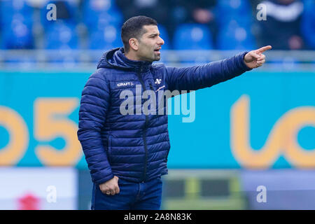 Darmstadt, Allemagne. 10 Nov, 2019. Soccer : 2ème Bundesliga, SV Darmstadt 98 - SSV Jahn Regensburg, 13e journée, dans le stade de Merck à Böllenfalltor. Darmstadts Grammozis coach Dimitrios gesticulait. Credit : Uwe Anspach/DPA - NOTE IMPORTANTE : en conformité avec les exigences de la DFL Deutsche Fußball Liga ou la DFB Deutscher Fußball-Bund, il est interdit d'utiliser ou avoir utilisé des photographies prises dans le stade et/ou la correspondance dans la séquence sous forme d'images et/ou vidéo-comme des séquences de photos./dpa/Alamy Live News Banque D'Images