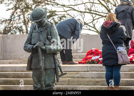 Un service du jour du Souvenir a eu lieu au Monument commémoratif de Southend conçu Lutyens war memorial haut au-dessus de l'estuaire de la Tamise. Une nouvelle vie size statue en bronze d'un Britannique de la PREMIÈRE GUERRE MONDIALE 'Tommy' a été ajouté devant le cénotaphe Banque D'Images