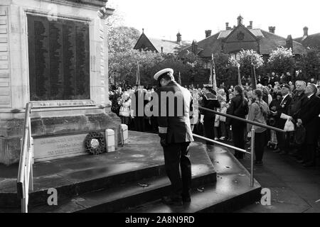 Portant la couronne de fleurs au cénotaphe de Kings Lynn, Norfolk, Royaume-uni le souvenir le dimanche. Rendant hommage aux morts. 13 Nov 2016 prises. Banque D'Images