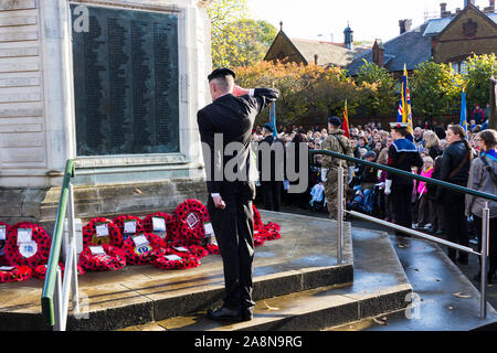 Portant la couronne de fleurs au cénotaphe de Kings Lynn, Norfolk, Royaume-uni le souvenir le dimanche. Rendant hommage aux morts. Prises le 13 Nov 2016. Banque D'Images