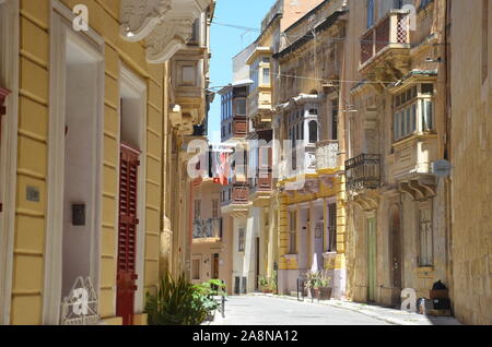 Rues de Birgu (Vittoriosa) avec un balcon traditionnel maltais Banque D'Images