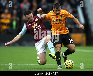 Aston Villa's John McGinn (à gauche) et des Wolverhampton Wanderers Jonny bataille pour la balle au cours de la Premier League match à Molineux, Wolverhampton. Banque D'Images